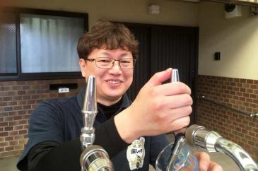 ビールを注いでくれます