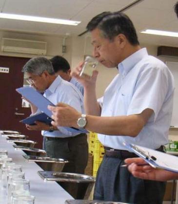 口に含んだお酒を自分の思うとおりに口のなかに回せます