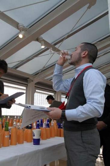 お酒が口にすっとまっすぐに流れ込み、上顎にあたってから口中に回ります