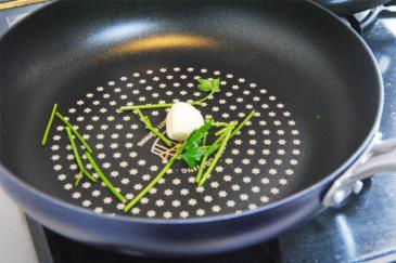 茎とニンニクを先に炒めるよ