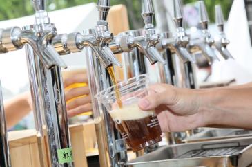 ビールを注ぐ様子