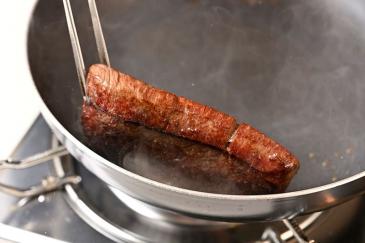 肉の側面を焼く