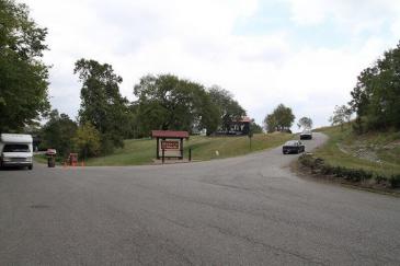 駐車場はスロープの向こう側。場内は長閑なリゾート施設を思わせる