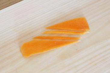 薄くスライスした人参を斜めに切る
