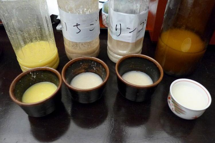 自家醸造の愛好家はフルーツを加えたりしてオリジナルの「どぶろく」で遊ぶことも