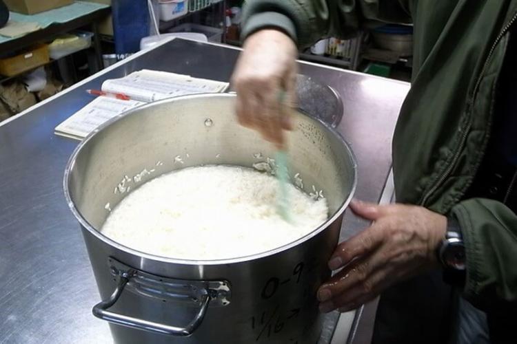 特区の農家どぶろくは、大きめの寸胴鍋くらいのサイズで仕込む